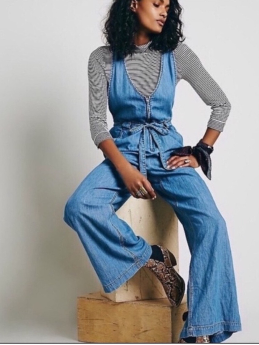 FREE PEOPLE CLARA DENIM JUMPSUIT CARGO OVERALLS BOHO CHAMBRAY SZ 6